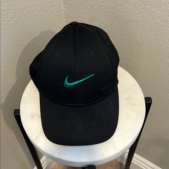 Nike Black and Green Hat with Minimalist Design - Picture 3 of 4